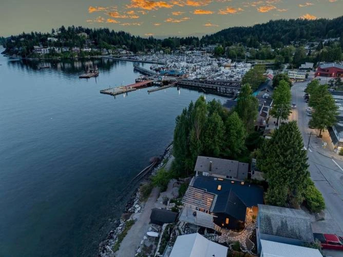 Smitty's Oyster bar and dock a short stroll away. Cafes and restaurants plus Gibsons Landing quaint shops only a stones throw ....