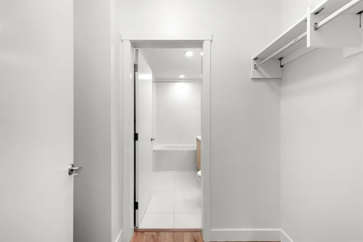 w/ direct access to Bathroom