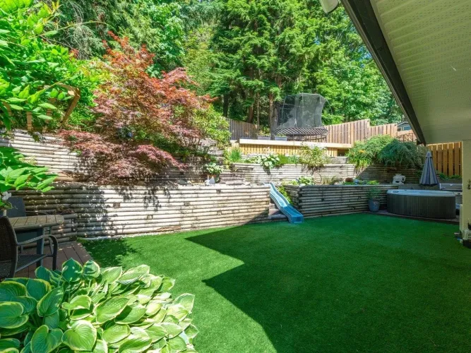 Hot Tub & Terraced Gardens.